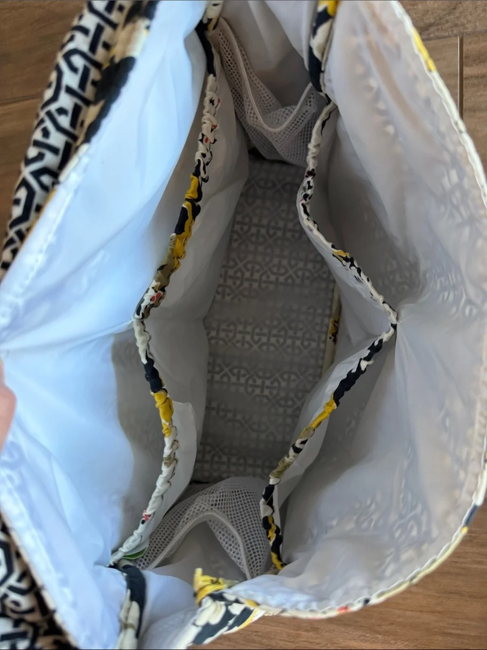 Vera Bradley Quilted Floral Diaper/Baby Crossbody Messenger Bag Dogwood pattern